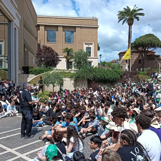 Ragazze e ragazzi della nostra diocesi stanno arrivando a #Roma e vengono accolti dal vescovo #PaoloGiulietti. La morte di #PapaFrancesco segna questo appuntamento giubilare loro dedicato. Saranno comunque giornate di preghiera e di speranza per la Chiesa.