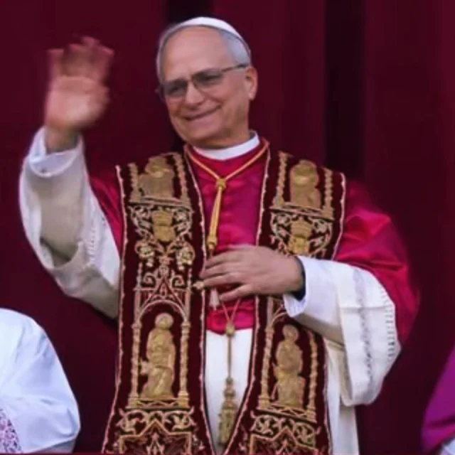 Giovedì 8 maggio 2025 è stato eletto Papa Leone XIV.
🔴🔴🔴
.
.
.
.
Dichiarazione dell'arcivescovo di Lucca, Paolo Giulietti:
.
.
«Condividiamo la gioia di tutta la Chiesa per l’elezione del nuovo Papa» ha dichiarato Giulietti dopo aver ascoltato le prime parole del nuovo Pontefice. Poi ha aggiunto: «Intanto da perugino non posso non ricordare che l’ultimo Papa che si è chiamato Leone è stato arcivescovo di Perugia, Gioacchino Pecci, poi Papa Leone XIII. E c’è, in questo, un richiamo a un Papa sociale, infatti è il Papa della Rerum novarum ma anche dello Spirito Santo. Non dobbiamo dimenticare, e qui c’è il legame con Lucca, che Papa Leone XIII ebbe una corrispondenza con Santa Elena Guerra e scrisse l’Enciclica sullo Spirito Santo. Direi quindi che c’è una gioia particolare di noi, come Chiesa di Lucca, di me, come vescovo di Lucca, nell’accogliere il nuovo Papa, Leone XIV. Gli auguriamo, assieme a tutta la Chiesa, di camminare sulle vie che il suo predecessore ha tracciato. Che sono le vie di una Chiesa attenta al mondo e di una Chiesa aperta all’azione dello Spirito Santo. Penso davvero – ha continuato l’arcivescovo – che questo nome sia di buon auspicio, per queste due dimensioni che Papa Francesco ha consegnato: l’attenzione al mondo, a partire dalla pace, e l’affidamento docile alla guida dello Spirito Santo che ci porta su vie nuove e inaspettate. Come inaspettata per tanti è stata questa elezione, perché in pochi lo conoscevano, anche se era tra i papabili. Del resto – ha concluso Giulietti – come spesso accade, lo Spirito Santo ci sorprende e sorprendendoci ci fa capire che la Chiesa la guida lui, su strade che noi dobbiamo docilmente scoprire e seguire».