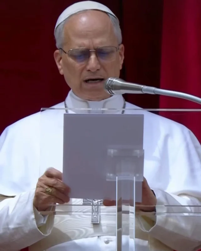 Nel suo primo Regina Coeli da Papa, in piazza San Pietro, il pensiero di Leone XIV è subito andato alle nuove generazioni. “È importante che i giovani e le giovani trovino, nelle nostre comunità, accoglienza, ascolto, incoraggiamento nel loro cammino vocazionale, e che possano contare su modelli credibili di dedizione generosa a Dio e ai fratelli”.