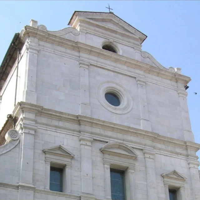 Sabato 12 luglio è la Festa del santo Patrono di Lucca e della Diocesi.
Nella Chiesa di san Paolino, nel centro storico del capoluogo, alle ore 10:30  ci sarà la celebrazione eucaristica presieduta dall’Arcivescovo Paolo Giulietti, presenti le Istituzioni e le Autorità del Territorio lucchese. Spetterà al Sindaco di Lucca, come da tradizione, l’offerta del cero votivo per il Santo, mentre quest’anno sarà il Sindaco di san Romano di Garfagnana, Raffaella Mariani ad offrire l’olio per la lampada che arde davanti alle reliquie di san Paolino. L’animazione liturgica è affidata alla Polifonica Lucchese e prevede l’esecuzione dell’ultimo Mottetto scritto dal compianto Maestro Egisto Matteucci in onore del Santo Patrono. Alla fine della messa, benedizione alla Città e al Territorio.

Domenica 13 luglio sempre nella basilica di san Paolino, alle ore 19 sarà concelebrata una messa con l’Arcivescovo, il Collegio dei Presbiteri della Comunità Interparrocchiale del Volto Santo e con la partecipazione della Comunità del Centro Storico e della Comunità Interparrocchiale del Volto Santo. Anche in questa celebrazione è coinvolta nell’animazione liturgica la Polifonica Lucchese e sempre alla fine della messa, ci sarà la benedizione alla Città e al Territorio. In questa celebrazione domenicale saranno ricordati tutti i presbiteri defunti che hanno prestato servizio nel capoluogo, negli ultimi decenni. Inoltre, sarà ricordato fratel Arturo Paoli nel decimo anniversario della sua morte, avvenuta il 13 luglio del 2015: questa particolare memoria segnerà anche la fine del Convegno a lui dedicato nei giorni 12 e 13 luglio il cui programma è consultabile su www.fondopaoli.it. Dopo la messa, nell’attigua piazza san Pierino, ci sarà un momento di festa e di amicizia, aperto a tutti.