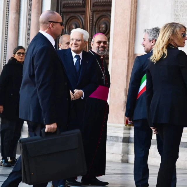 Dopo gli impegni istituzionali presso la Scuola Alti Studi #Lucca, oggi il Presidente della Repubblica Sergio #Mattarella ha fatto una visita privata nella cattedrale di San Martino; accompagnato dall'arcivescovo Paolo Giuletti ha ammirato il Volto Santo restaurato, Ilaria del Carretto e l'Ultima cena del Tintoretto.
@quirinale @complessocattedralelucca @scuolaimt